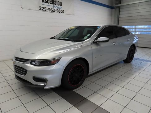 Used 2018 Chevrolet Malibu LT image 2