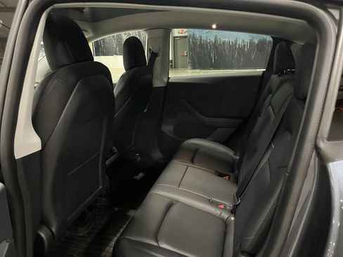 Used 2022 Tesla Model Y Long Range image 13