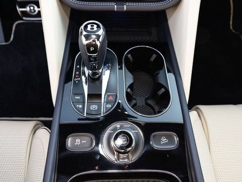 Used 2023 Bentley Bentayga AWD/4WD image 44