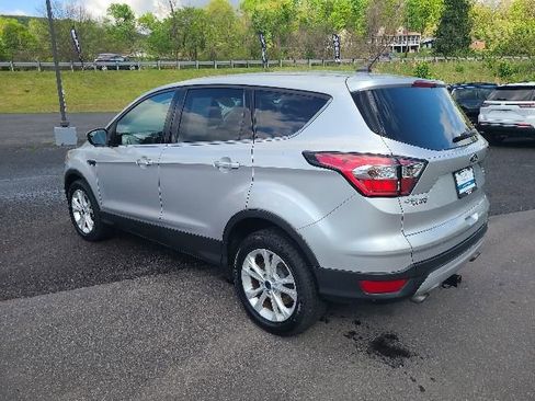 Used 2017 Ford Escape SE w/ SE Cold Weather Package AWD/4WD image 3