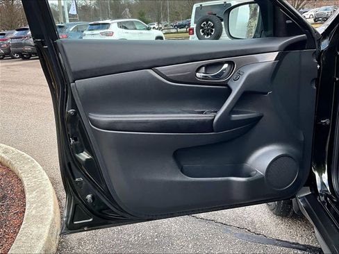 Used 2019 Nissan Rogue SV image 9