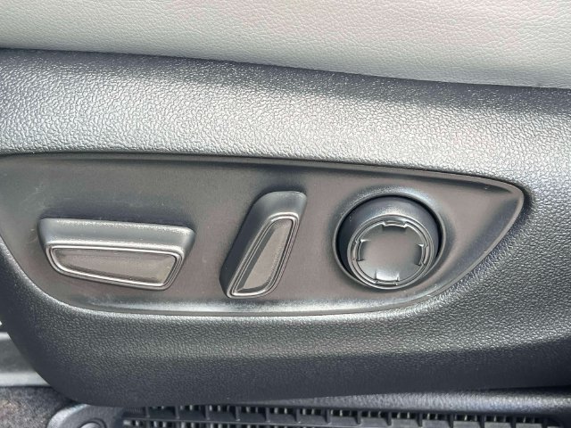 Used 2025 Toyota Sienna XLE FWD image 23