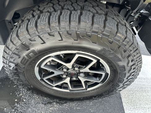 Used 2025 Jeep Gladiator Rubicon w/ Convenience Group AWD/4WD image 6