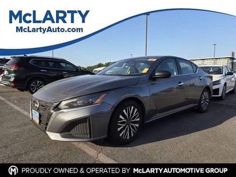 Used 2024 Nissan Altima 2.5 SV FWD image 1