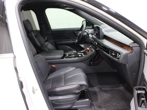 Used 2025 Lincoln Aviator Black Label AWD/4WD image 32
