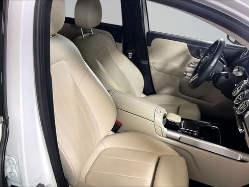 Used 2021 Mercedes-Benz GLB 250 4MATIC image 7