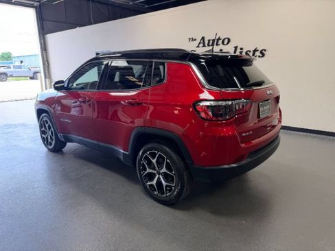 Used 2025 Jeep Compass Limited AWD/4WD image 2