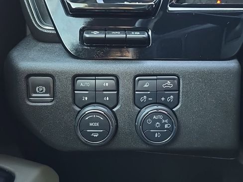 Used 2024 Chevrolet Silverado 2500 ZR2 w/ Technology Package image 28