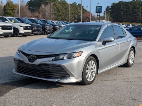 Used 2019 Toyota Camry LE image 5