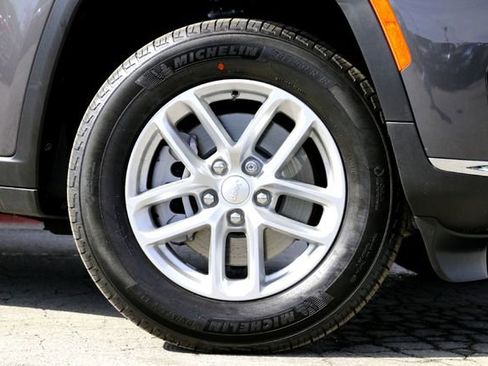 New 2025 Jeep Grand Cherokee L Laredo image 2