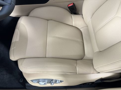 Certified 2025 Porsche Macan image 15