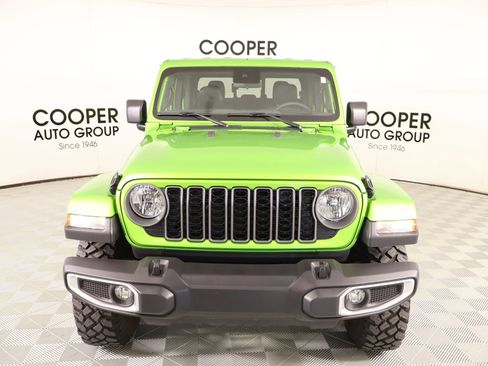 Used 2025 Jeep Gladiator Sport AWD/4WD image 9