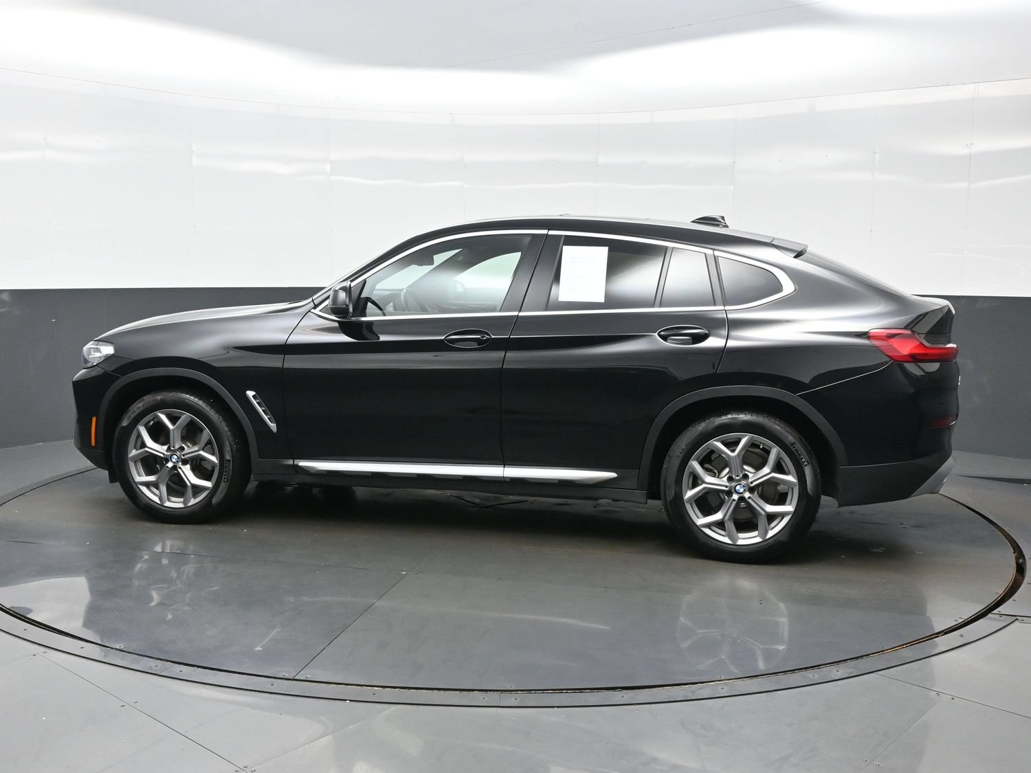 Used 2025 BMW X4 xDrive30i AWD/4WD image 3