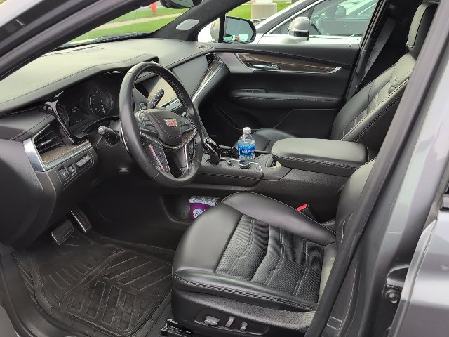 Used 2022 Cadillac XT5 Sportv w/ LPO, ONYX Package AWD/4WD image 2