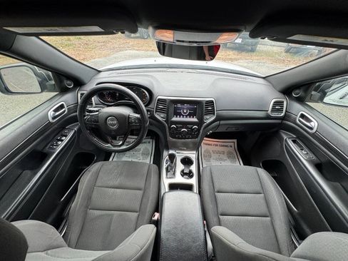 Used 2019 Jeep Grand Cherokee Laredo RWD image 15
