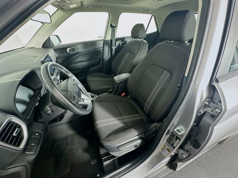 Used 2025 Hyundai Venue SEL FWD image 13