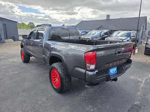 Used 2017 Toyota Tacoma TRD Off-Road w/ Premium & Technology Package AWD/4WD image 7