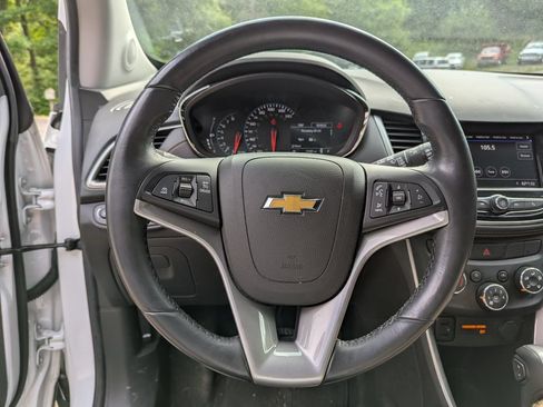 Used 2022 Chevrolet Trax LT w/ LT Convenience Package AWD/4WD image 12