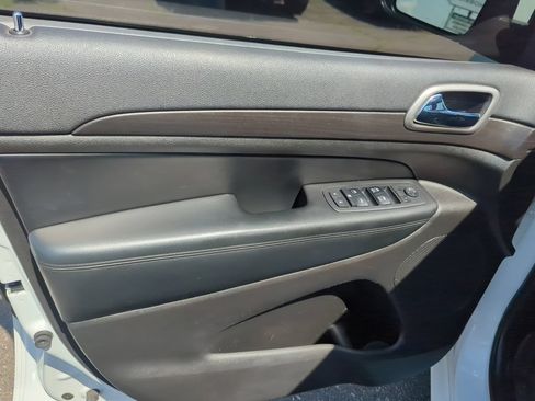 Used 2017 Jeep Grand Cherokee Altitude AWD/4WD image 32