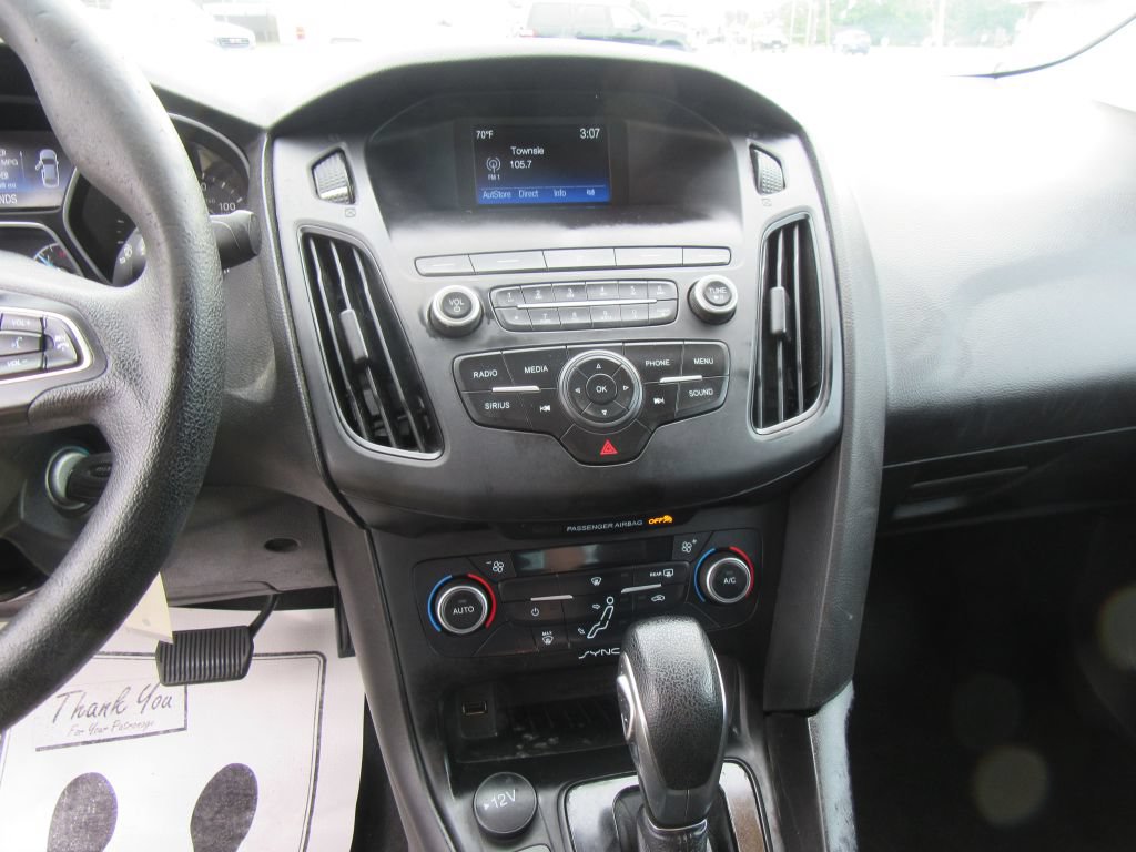Used 2018 Ford Focus SE w/ SE Appearance Package FWD image 15