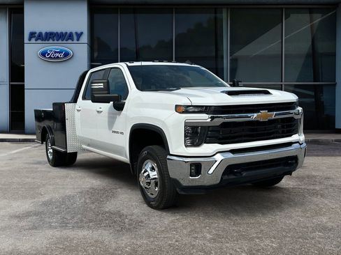 Used 2024 Chevrolet Silverado 3500 LT w/ Convenience Package AWD/4WD image 2