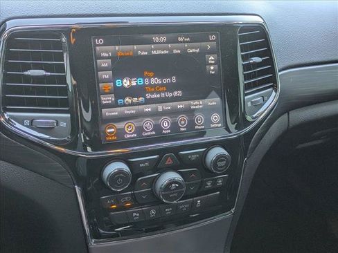 Used 2020 Jeep Grand Cherokee Altitude RWD image 15