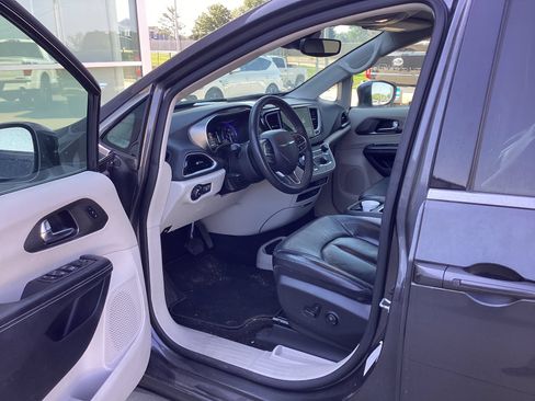 Used 2022 Chrysler Pacifica Touring-L FWD image 5