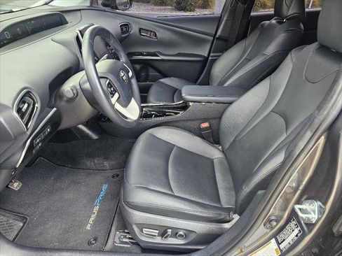 Used 2017 Toyota Prius Prime Premium image 2