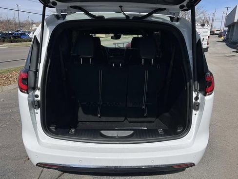 New 2026 Chrysler Pacifica Select image 12