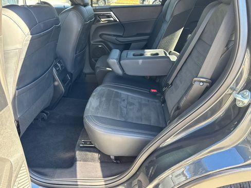Used 2025 Mitsubishi Outlander SE image 21