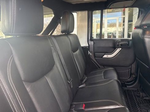 Used 2016 Jeep Wrangler Unlimited Rubicon image 40