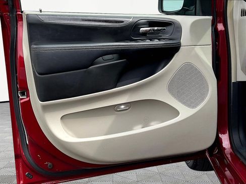 Used 2013 Chrysler Town & Country Touring-L w/ Premium Group FWD image 19
