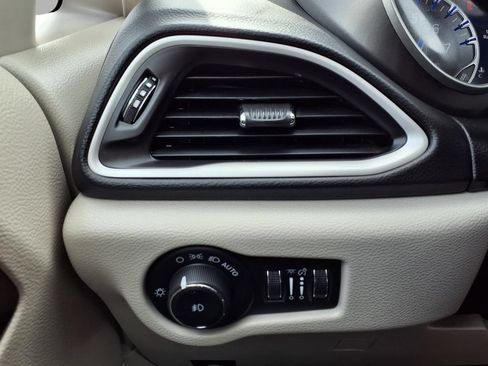 Used 2023 Chrysler Pacifica Touring-L FWD image 17