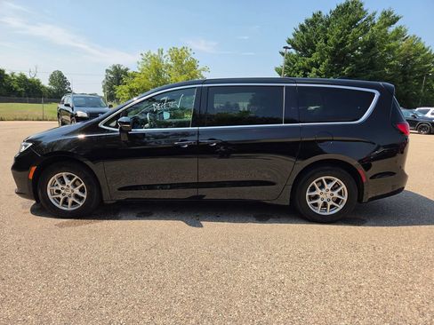 Used 2025 Chrysler Pacifica Select FWD image 7
