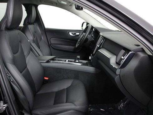 Certified 2025 Volvo XC60 B5 Core image 29