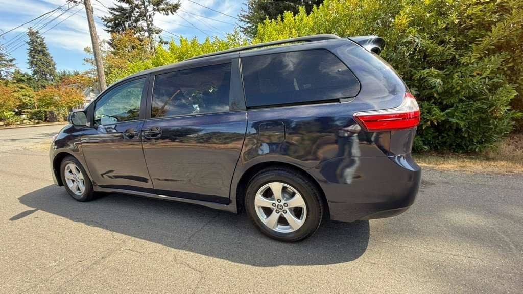 Used 2018 Toyota Sienna LE FWD image 18
