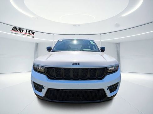 New 2025 Jeep Grand Cherokee Limited w/ Black Appearance Package RWD image 7