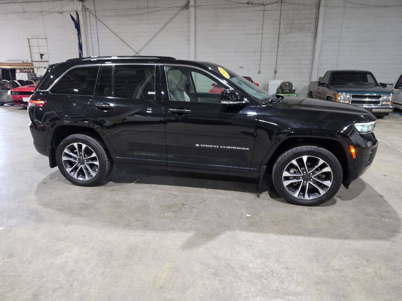 Used 2022 Jeep Grand Cherokee Overland w/ Adv Protech Group III AWD/4WD image 15