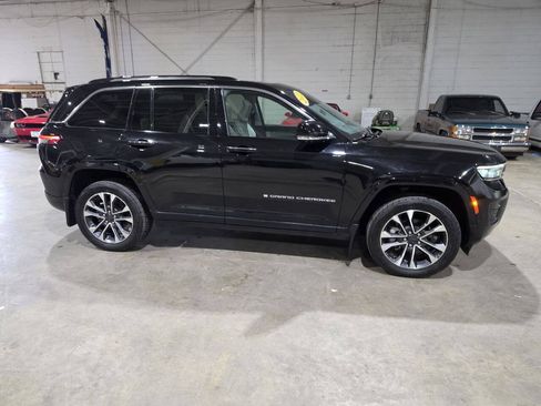 Used 2022 Jeep Grand Cherokee Overland w/ Adv Protech Group III AWD/4WD image 15