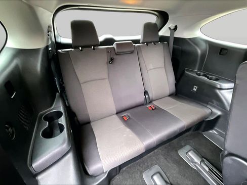 Used 2024 Toyota Highlander LE AWD/4WD image 19
