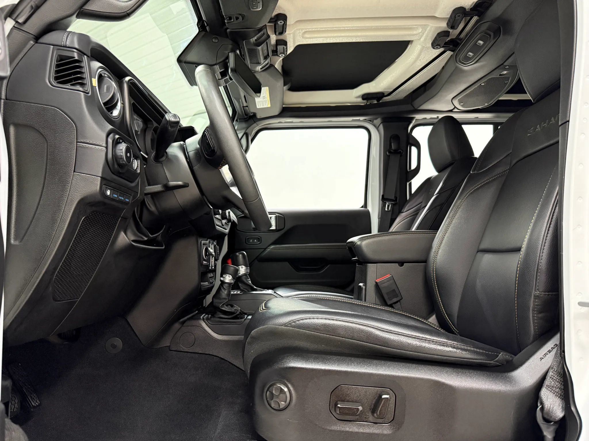 Used 2024 Jeep Wrangler Unlimited Sahara w/ Technology Group AWD/4WD image 15