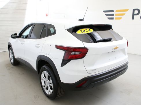 Used 2024 Chevrolet Trax LS FWD image 7
