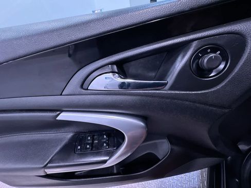 Used 2011 Buick Regal CXL image 12