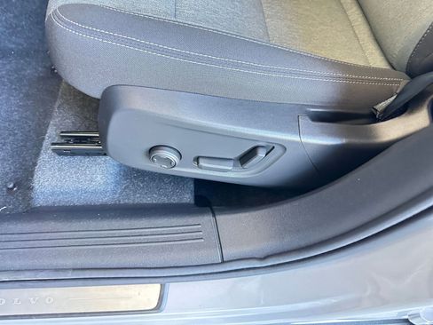 Used 2024 Volvo XC40 B5 Core image 24