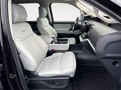 Used 2025 Ford Expedition Platinum image 10