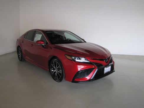 Used 2023 Toyota Camry SE FWD image 3
