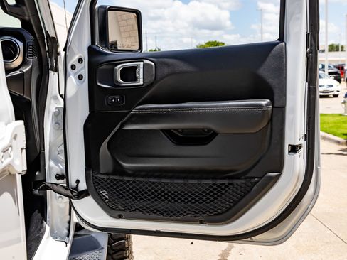 Used 2020 Jeep Wrangler Unlimited Sahara AWD/4WD image 36