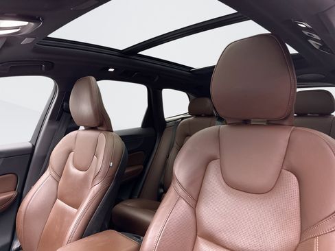 Used 2023 Volvo XC60 T8 Ultimate w/ Climate Package image 9