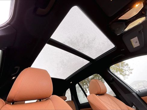 Used 2025 BMW X5 xDrive40i w/ Parking Assistance Package image 21