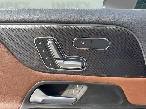 Used 2021 Mercedes-Benz GLB 250 4MATIC image 11